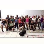 Turma de treinamento funcional posando na academia