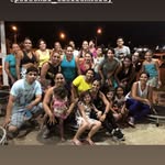 Turma de Jump reunida para foto, à noite